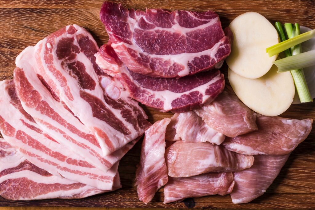 Meat and Poultry: Protein-Packed and Keto-Friendly
Meat and poultry are staples of the keto diet. They’re high in protein, free of carbs, and contain natural fats that keep you full.Beef: Opt for fattier cuts like ribeye, ground beef, and brisket.
Chicken: Thighs and drumsticks have more fat than chicken breasts.
Pork: Bacon, pork chops, and ribs are excellent options.
Lamb: A flavorful, fatty protein that works perfectly for keto meals.
